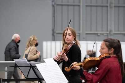 910151 Afbeelding van violisten in de XL- vaccinatielocatie in de Jaarbeurs te Utrecht, waar live klassieke muziek ...